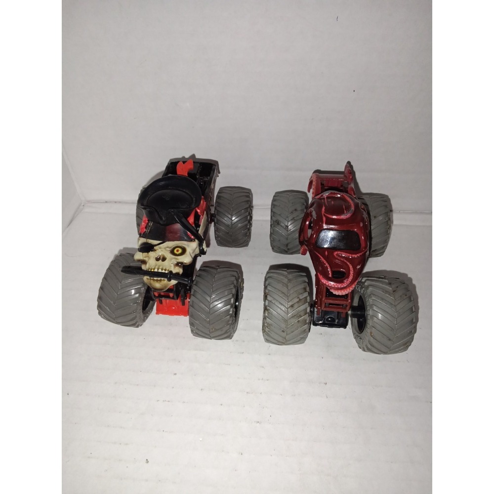 Spin Master Monster Jam In Too Deep Octon8er & Pirates Curse 1:55 Lot 2